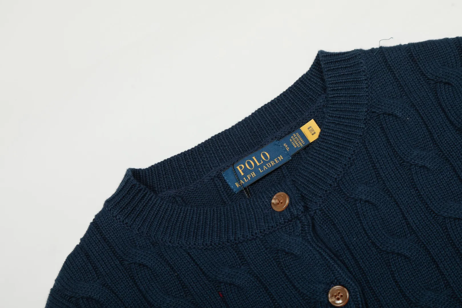 P230 Top quality" Style number: DS006# (not off the shelves all year round) [Ralph Lauren round neck solid color pony embroidery logo twist knitted cardigan] ✅Ralph Lauren Ralph Lauren classic basic versatile knitted cardigan jacket for all seasons ✅Main supplier platform live broadcast Wholesale entity Replacement if out of stock Not off the shelf ✅ZP quality 1:1 version Scan the code to enter the GF website Counter quality ✅Detailed quality The only one in Guangzhou Imported quality cotton yarn Focus on high-end, cost-effective, and good quality. Needless to say, the version is restored to the original version. The maximum size can be worn up to 160 pounds. Loose, comfortable and stress-free. ✅The upper body is simple and easy to match. A must-have for goddess ootd. Good-looking clothes are never picky. Must-have items in goddess wardrobe. Size: S- Navy blue white label Navy blue red label